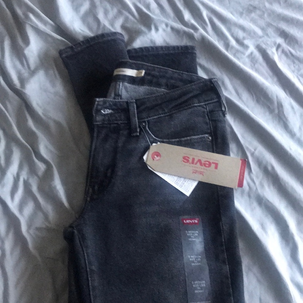 Gray Levi’s skinny jeans
